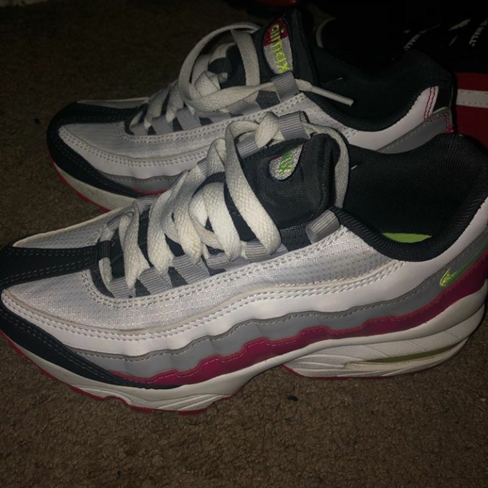 Nike shoes - Picture 3 of 4